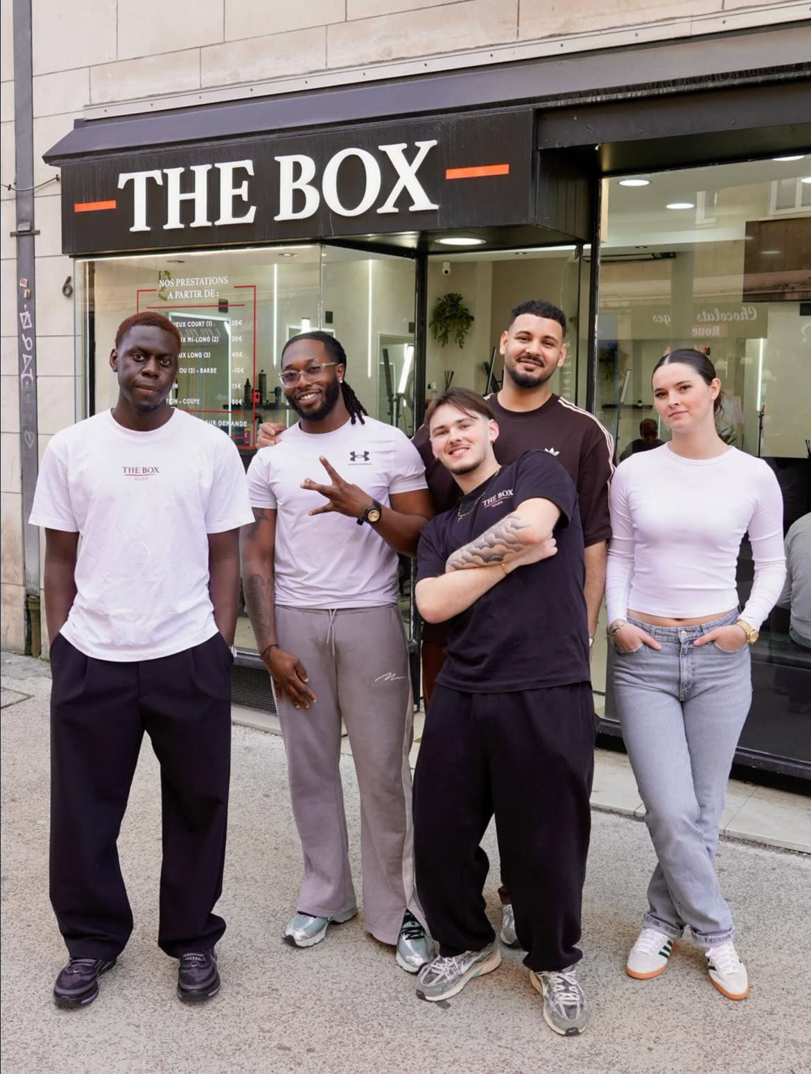 L'équipe de THE BOX Barber Shop devant le salon à Rouen